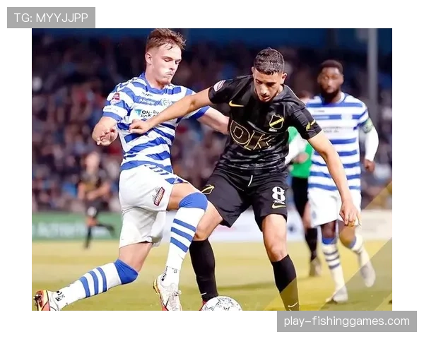 特写:在训练场边,沃特福德主帅仔细观察每一位球员的定位球主罚习惯 特写:在训练场边,沃特福德主帅仔细观察每一位球员的定位球主罚习惯